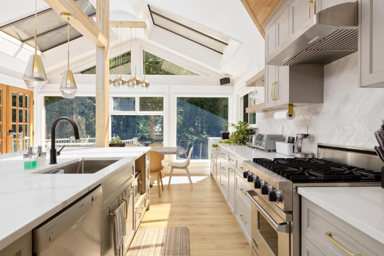 Beautiful Villa With Heated Pool Hot Tub By Forest North Vancouver Eksteriør bilde