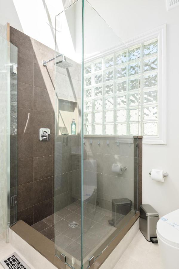 Beautiful Villa With Heated Pool Hot Tub By Forest North Vancouver Eksteriør bilde